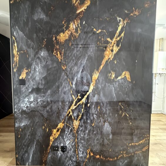 Ściana w salonie płytą Dark Lava Realizacja ściany w salonie płytą Dark Lava