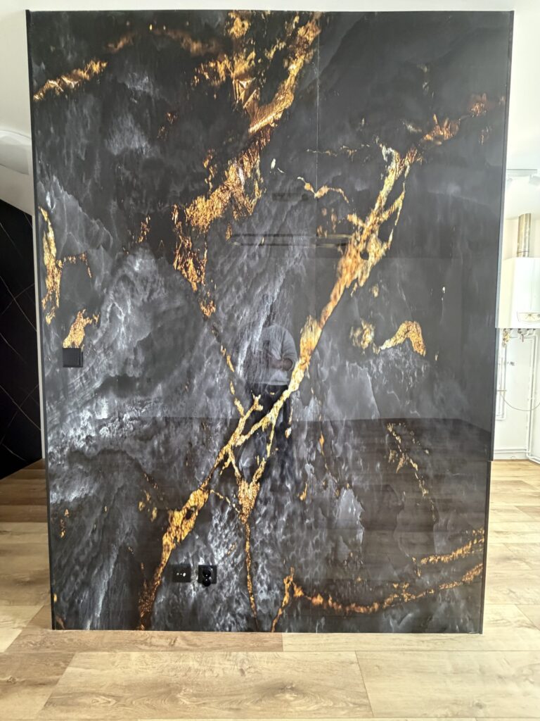 Realizacja ściany w salonie płytą Dark Lava