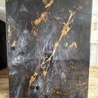 Realizacja ściany w salonie płytą Dark Lava