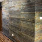 Fornir Kamienny Tree Stone 122x61 realizacja ściany w korytarzu